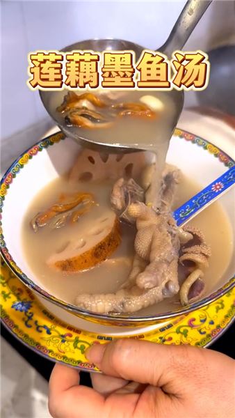 不時不食蓮藕墨魚湯，一碗廣式老火靚湯，喝出時令里的鮮甜滋味