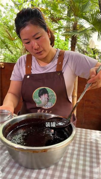 這平凡的益母草，被不少人稱作女人草。每到它生長的季節，我總會采些回來熬成膏，存在家中。女孩子嘛，無論何時，都要記得好好善待自己