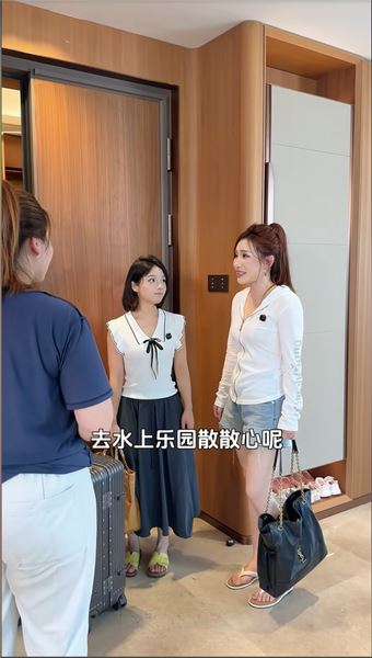 一起去水上樂園，新保姆卻一直黏著小伍，最后竟當面說佳怡配不上小伍，我們家容不下這樣的人