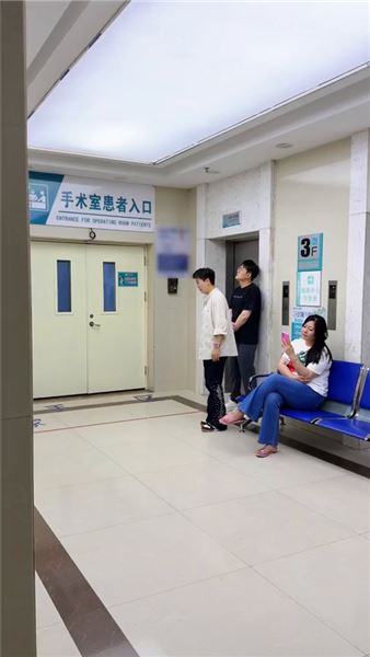醫院的墻聽過萬千祈禱，歷經無常才懂，來日從來并不方長
