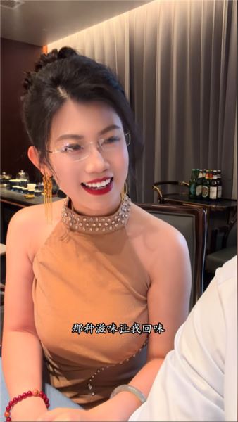 都說戴著金絲眼鏡的男人是斯文敗類，那戴著眼鏡的我又是什么