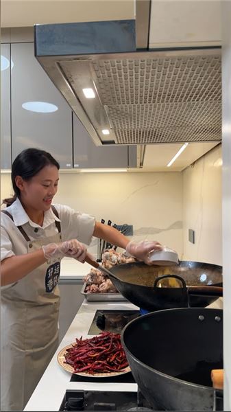 大麥 打造 快樂 零食屋 自制 香辣 醬大骨 在家打造一個零食屋，滿足女兒的愿望，也滿足了我小時候的幻想