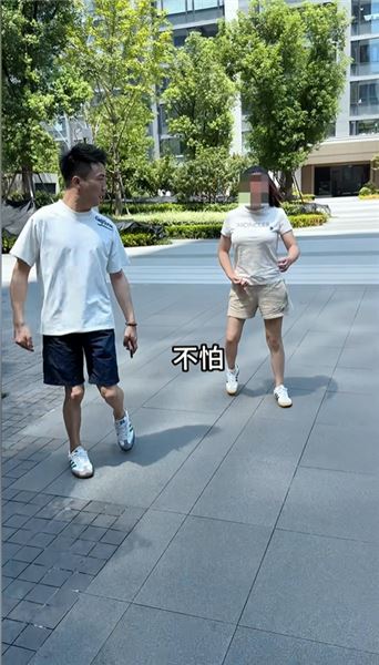 我們都帶著不完美行走世間，深知生活藏著無數不易。可困難從不是退縮的理由，保持笑容，堅定向前。不抱怨命運，不畏懼磨難，用樂觀化解委屈，用熱愛對抗困境，心有暖陽，人生自有方向。