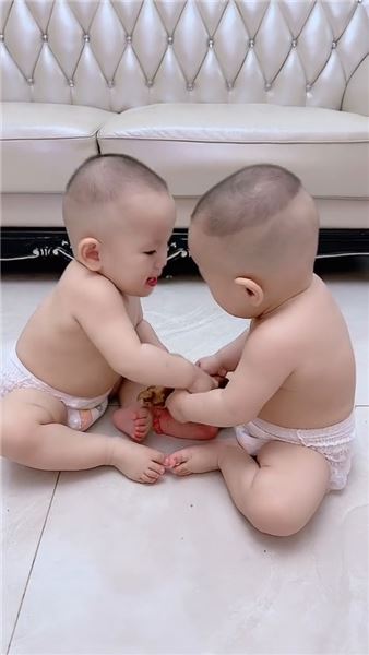 親姐妹哪有不吵的，吵歸吵，血脈里的疼愛騙不了人