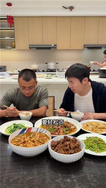 全家齊上陣助力！二哥二嫂首播，粉絲相約直播間