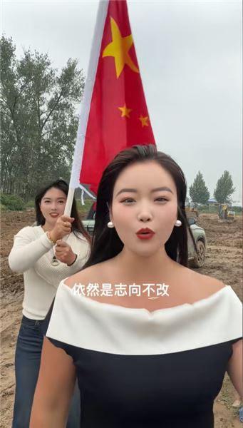 誰說開挖機只能是男生？穿上漂亮裙子，我的挖機技術照樣過硬