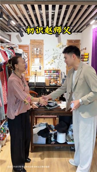 奶奶74歲大壽，親手為她縫制一件旗袍當生辰禮。愿我奶奶福壽雙全、無病無災。 也祝天底下所有長輩，天倫永樂，百歲無憂