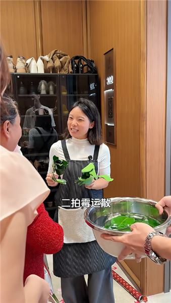 今天婆婆出院，佳怡和小海把家里布置得滿是心意，我不圖什么大富大貴，只盼她身體硬朗，吃嘛嘛香，楊楊在這里也祝愿天下的父母身體健康