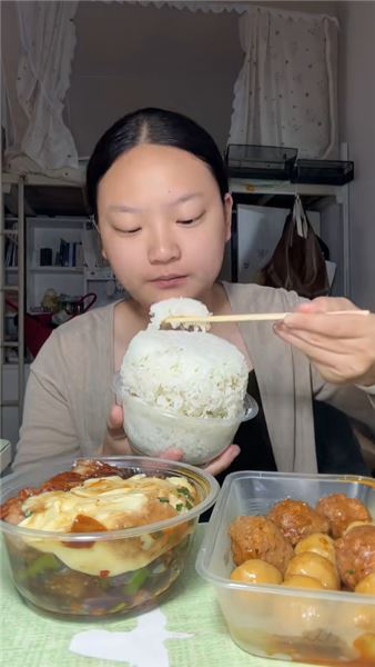 被說男相又怎樣！19 歲女大靠干飯圈粉無數