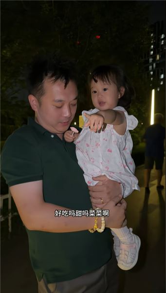 珠珠的吃糖初體驗，高興壞了