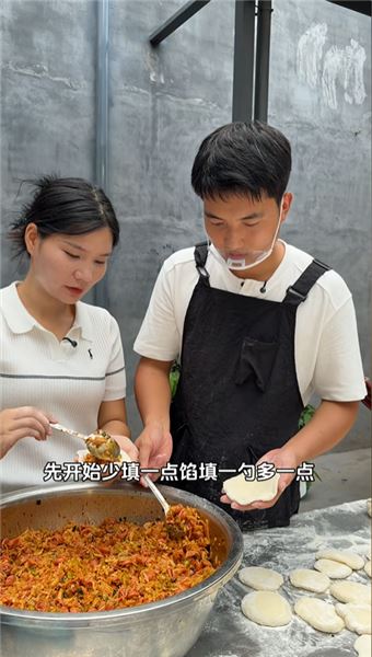土豆絲火腿腸包子，真的很好吃。