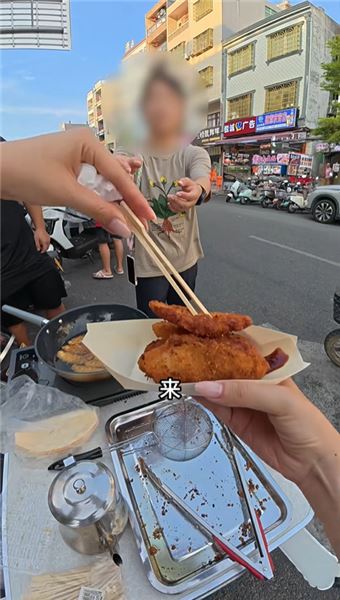擺攤賣鱈魚排，沒想到這么暢銷，一小時一箱子成功賣完。