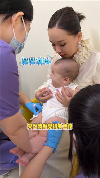 糖粒子打針記：姨姨們，九命啊~沒想到本寶寶扛過了兩針，還有第三針~但我覺得我還是很勇敢滴~