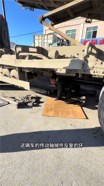 單邊千斤頂鉆車底修車，真的不怕車子滑落嗎？