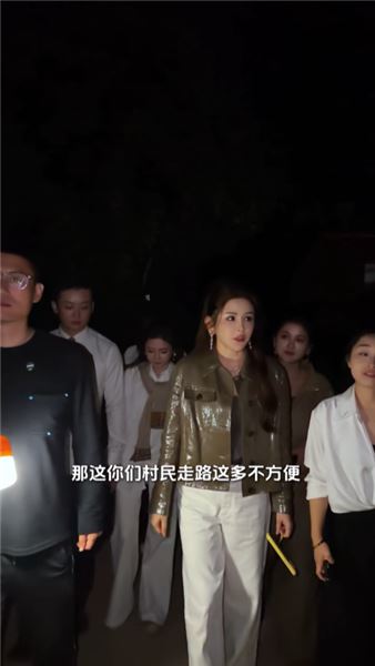 中秋赴員工老家過節，老宅地下傳言埋有黃金，挖開之后讓人感慨萬千