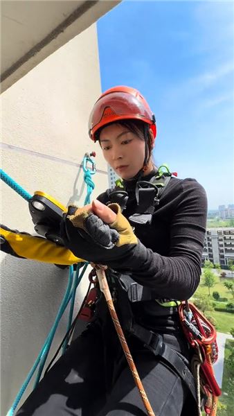 別小看高空女師傅，這操作比男人還穩，高空中靠的不是力氣，是技術