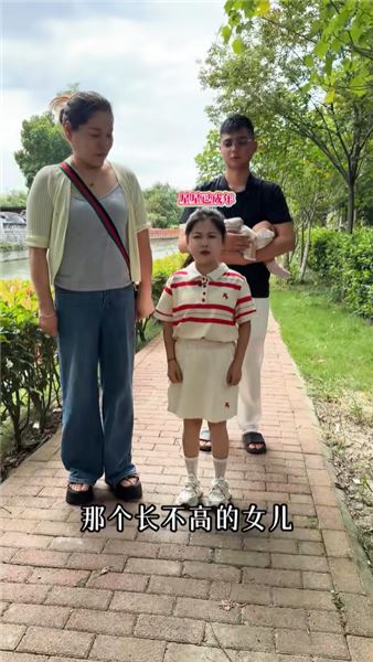 1米23小寶媽帶女兒回家，大門緊閉，媽媽你為什么不開門