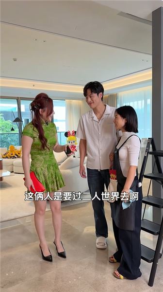今天給佳怡發工資，本來以為佳怡和小伍去過二人世界，沒想到我回到家看到一桌子海鮮大咖，原來真正的家人是你惦記我的時候，我也在想你