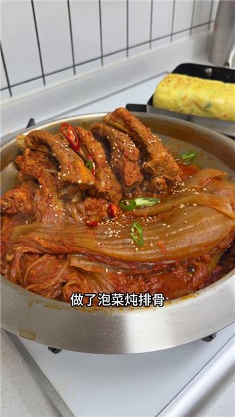 泡菜燉排骨配雙餅，異國小家充滿煙火氣的韓式家庭晚餐