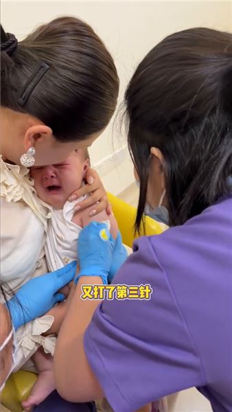 糖粒子打針記：姨姨們，九命啊~沒想到本寶寶扛過了兩針，還有第三針~但我覺得我還是很勇敢滴~