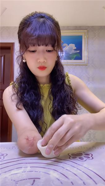 剛出生被橡皮筋致左手截肢，單手媽媽，把煙火日子過得閃閃發光