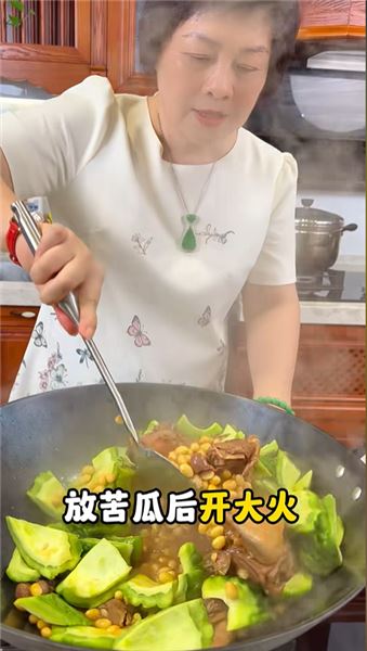香噴噴的黃豆燜乳鴿真下飯，搭配苦瓜更健康