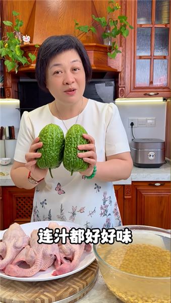 香噴噴的黃豆燜乳鴿真下飯，搭配苦瓜更健康