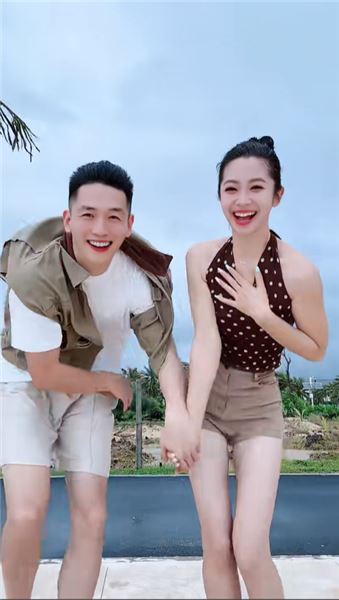 別人夫妻柴米油鹽，我們夫妻沒事就尬舞！