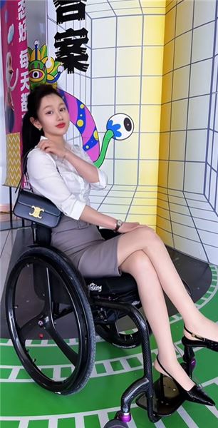 癱瘓后我失去了工作，失去了愛人，失去了朋友，失去了一個正常的生活，每天除了康復好像其他的再也都不屬于我……