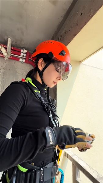 別小看高空女師傅，這操作比男人還穩，高空中靠的不是力氣，是技術