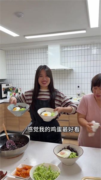 老公和婆婆點名要吃我做的炸醬面，今天終于安排上了 ，配著蔥泡菜一起吃特別滿足。