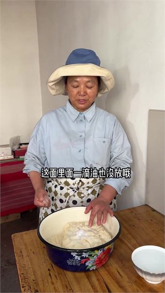 炸一鍋新疆家常點心燙面甜甜圈，趁熱分給鄰居，這就是家門口的溫暖