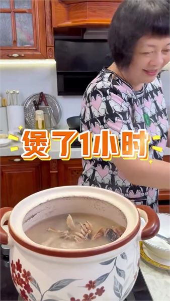 秋天一定要煲這鍋血墨魚蓮藕湯，鮮甜滋養，全家老小都適合