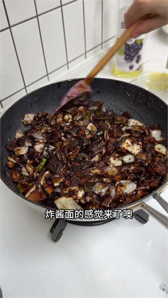 老公和婆婆點名要吃我做的炸醬面，今天終于安排上了 ，配著蔥泡菜一起吃特別滿足。
