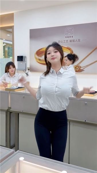 誰說珠寶小姐姐只會賣首飾？跳起舞來直接反差拉滿??