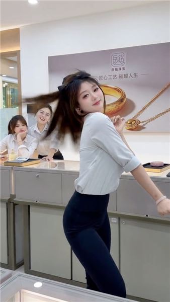 誰說珠寶小姐姐只會賣首飾？跳起舞來直接反差拉滿??