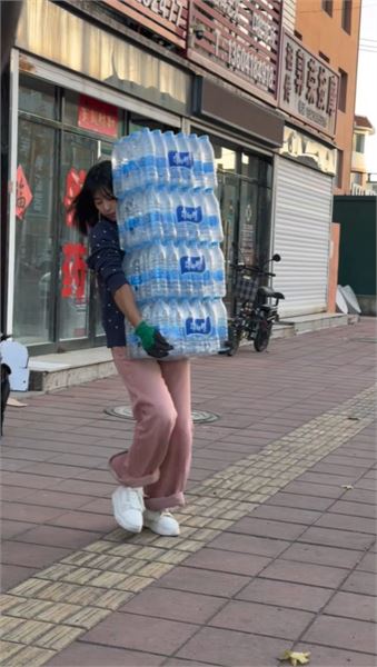 回應網上種種質疑，屬於搬啤酒女孩楊藝的心裡話