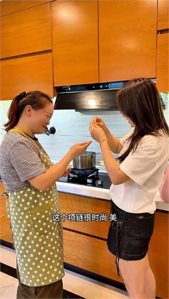 被網友羨慕的周阿姨，講述與小鳳一家的緣分
