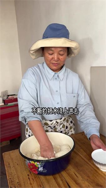 炸一鍋新疆家常點心燙面甜甜圈，趁熱分給鄰居，這就是家門口的溫暖