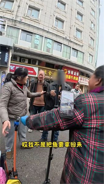10 元一斤賣自釣鱸魚，第一次遇到直接掀魚筐的人
