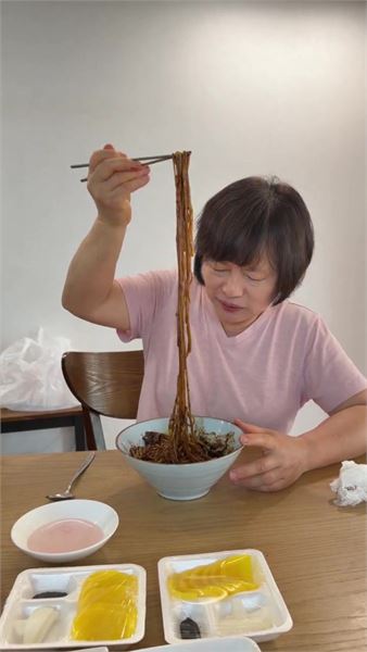 老公和婆婆點名要吃我做的炸醬面，今天終于安排上了 ，配著蔥泡菜一起吃特別滿足。