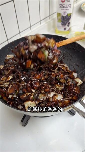老公和婆婆點名要吃我做的炸醬面，今天終于安排上了 ，配著蔥泡菜一起吃特別滿足。