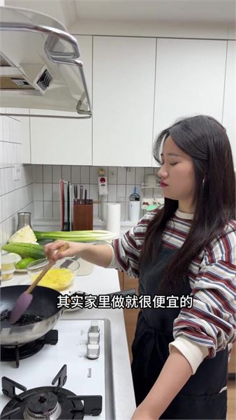 老公和婆婆點名要吃我做的炸醬面，今天終于安排上了 ，配著蔥泡菜一起吃特別滿足。