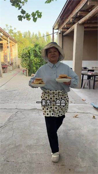 炸一鍋新疆家常點心燙面甜甜圈，趁熱分給鄰居，這就是家門口的溫暖