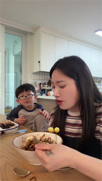 老公和婆婆點名要吃我做的炸醬面，今天終于安排上了 ，配著蔥泡菜一起吃特別滿足。
