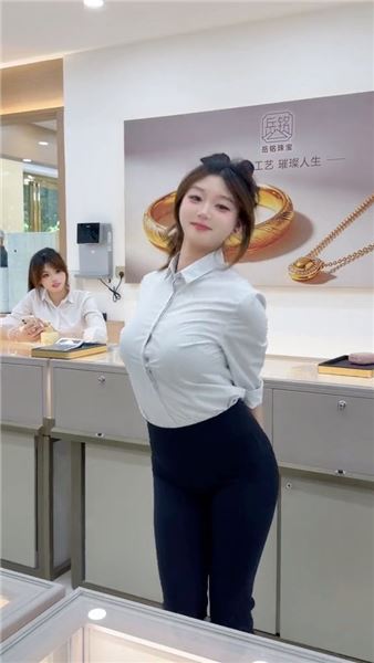 誰說珠寶小姐姐只會賣首飾？跳起舞來直接反差拉滿??