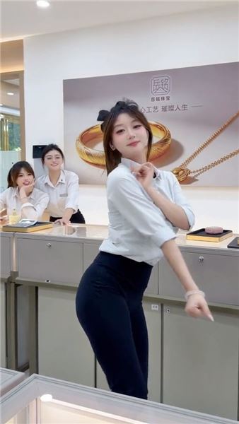 誰說珠寶小姐姐只會賣首飾？跳起舞來直接反差拉滿??